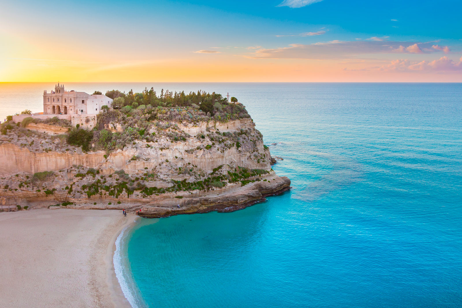 Tropea, Calabria - Una delle spiagge più belle d'Italia con il suo mare cristallino e il santuario di Santa Maria dell'Isola